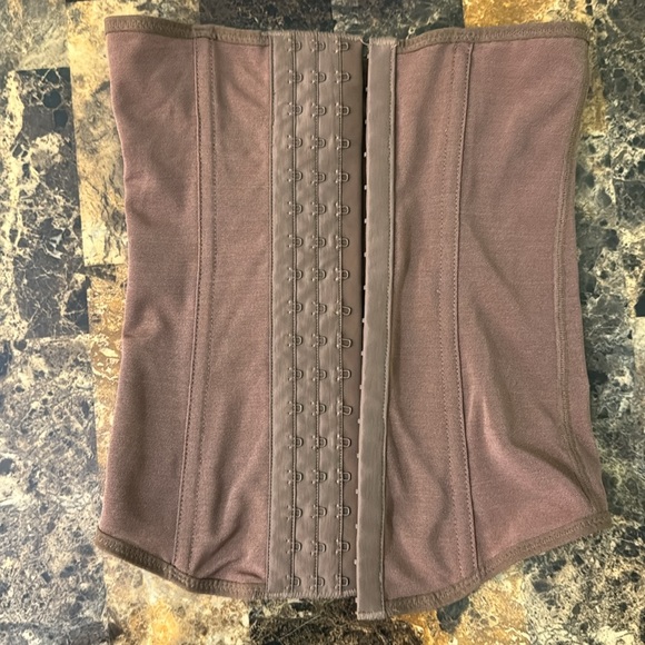 SKIMS M power mesh waist trainer - Picture 2 of 10